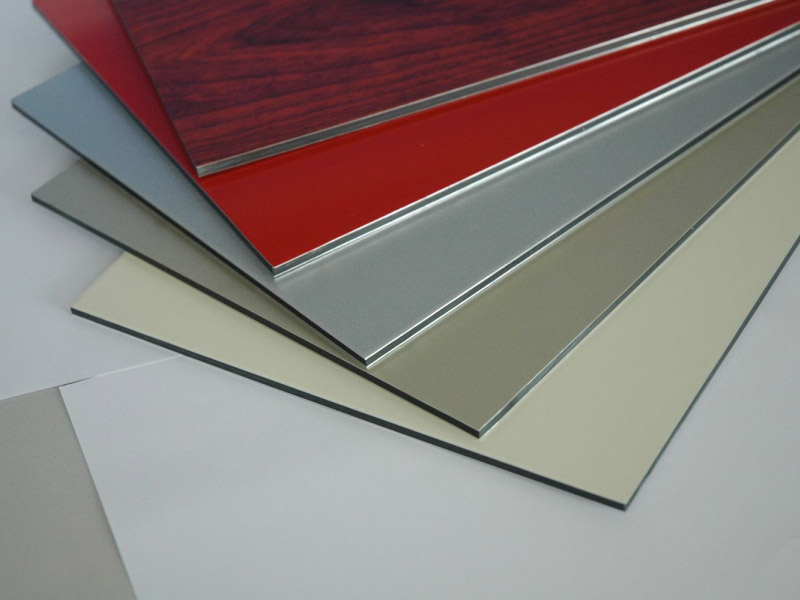 machine de découpe automatique de panneaux aluminium-plastique
